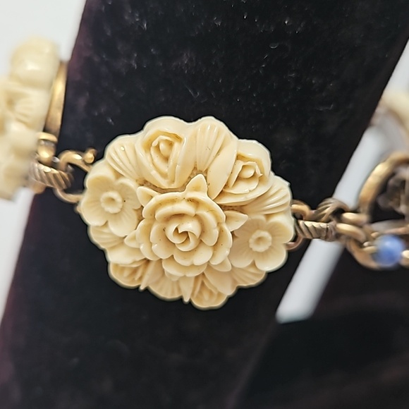 LUCKY BRAND Resin Flower on 8" Antiqued Goldtone Bracelet - Picture 2 of 7